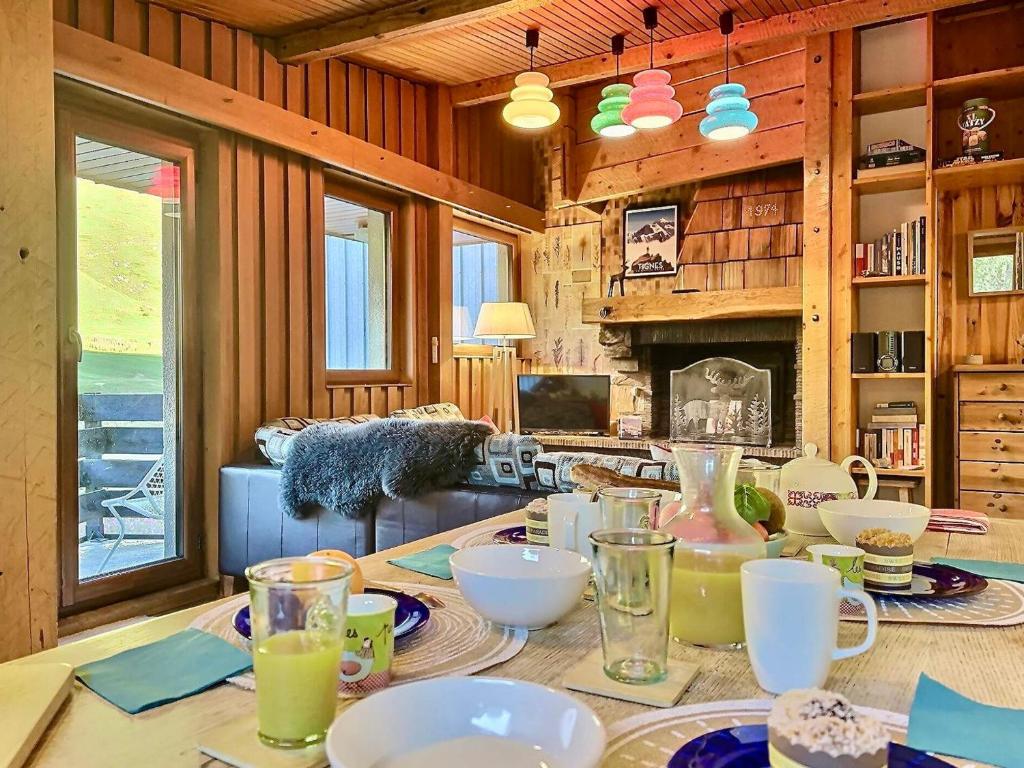 une salle à manger avec une table sur laquelle se trouve de la nourriture dans l'établissement Spacieux 2 pièces cabine avec balcon, WiFi et cheminée à Tignes - FR-1-411-678, à Tignes