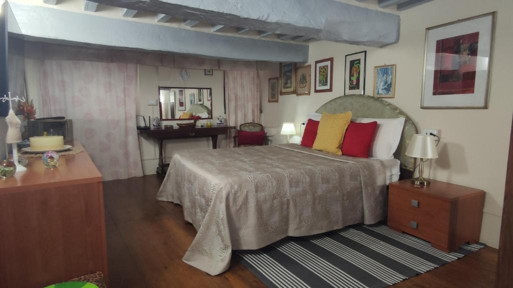 una camera con letto, cassettiera e scrivania di Casa vacanza Todi Antica a Todi