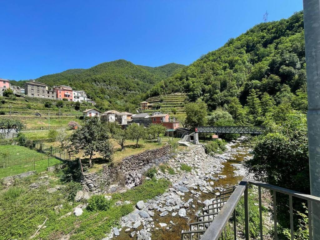 un pont sur une rivière à côté d'une montagne dans l'établissement Il Fiume by Holiday World, à Castagnelo