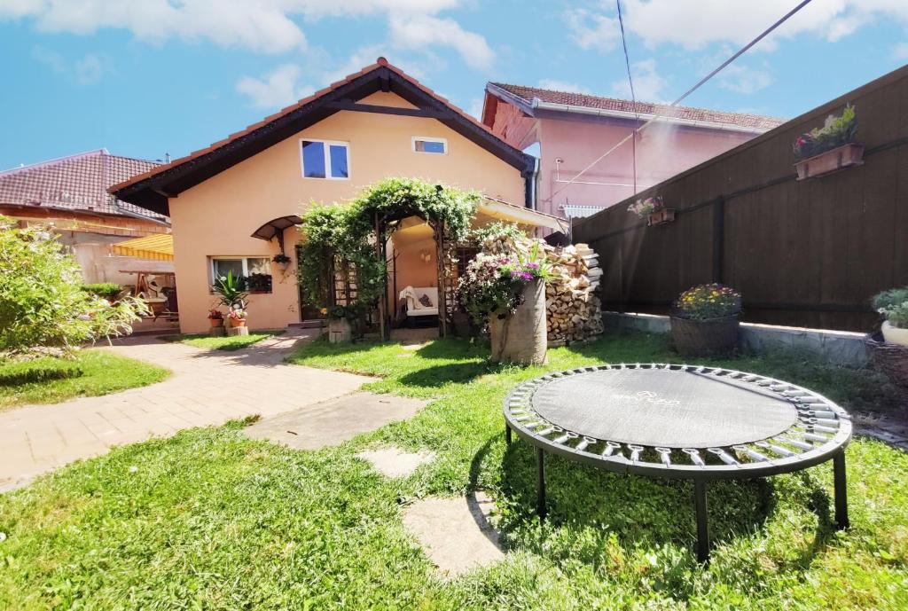 un cortile con un tavolo di fronte a una casa di Casa La Lina a Sighişoara