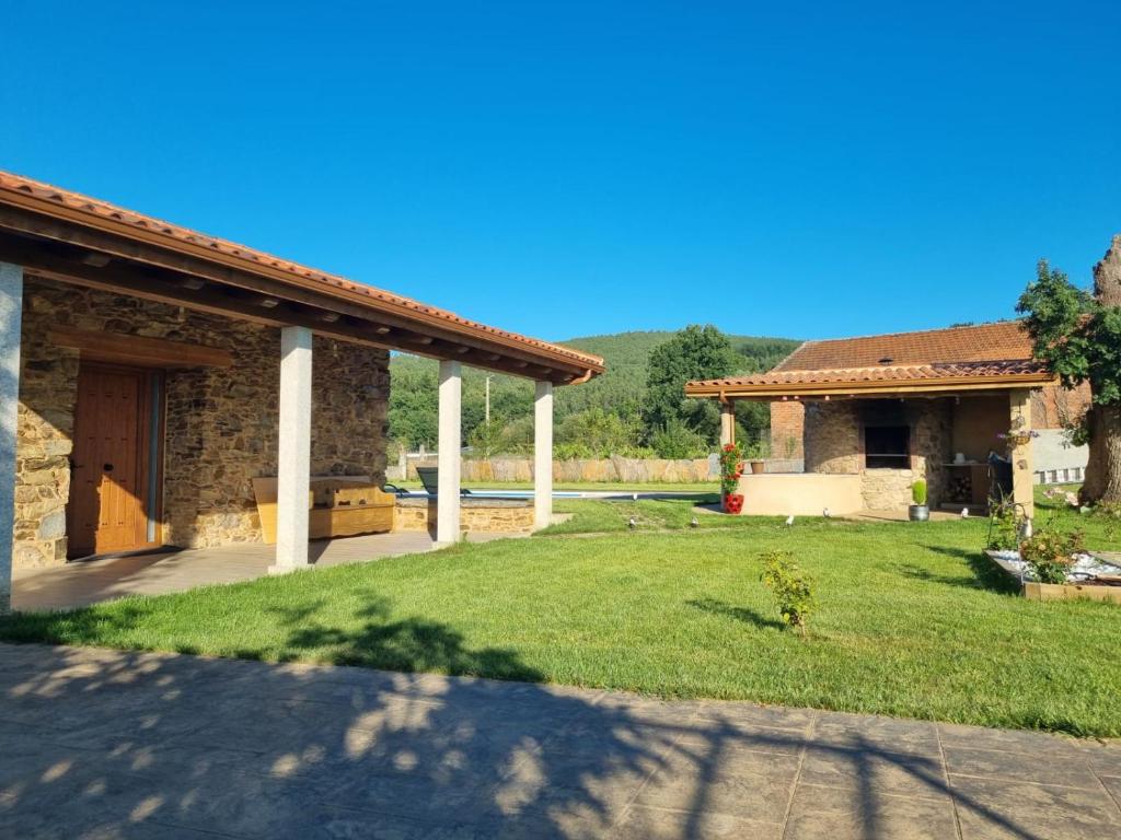 una casa con patio frente a un edificio en Casa Grilo, en Monforte de Lemos