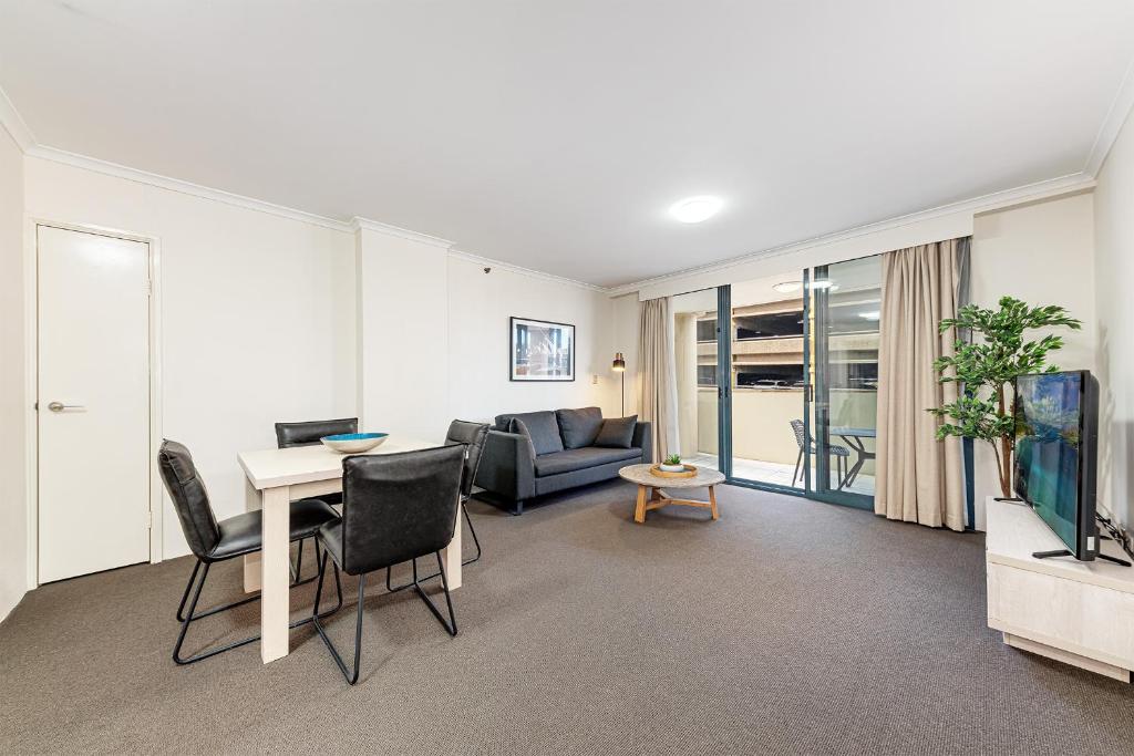 Comfy and Spacious 1B Sydney CBD Apartment in Central - One-Bedroom Apartment