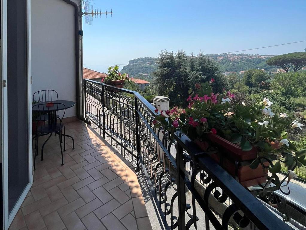 een balkon met een tafel en bloemen erop bij Il Borgo in Agerola