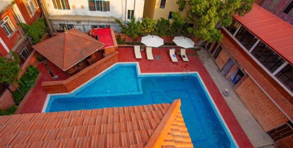 Bazén v ubytování Pashupati Boutique Hotel & Spa nebo v jeho okolí