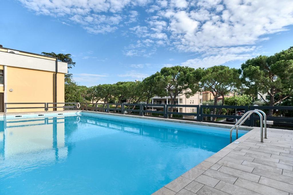 een groot zwembad met blauw water bij Lydie apt. exclusive holigarda in Desenzano del Garda