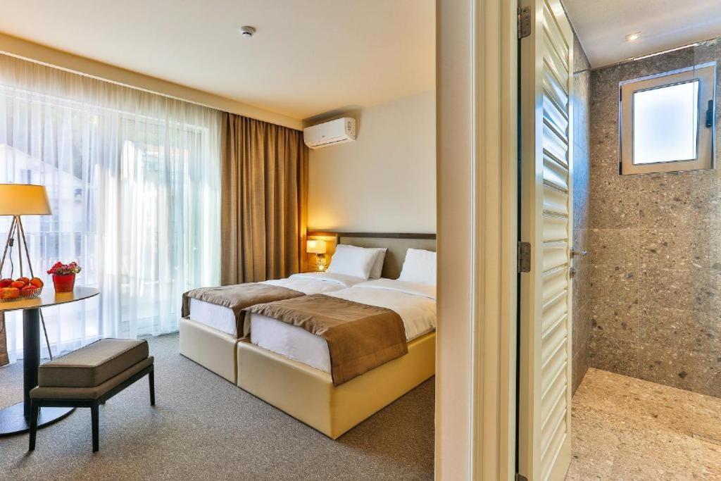 Gulta vai gultas numurā naktsmītnē Hotel Bono