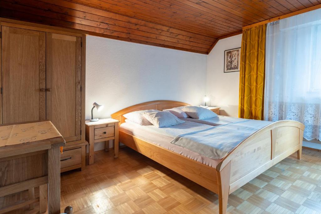 Postel nebo postele na pokoji v ubytování Apartments and rooms Pri Urhu