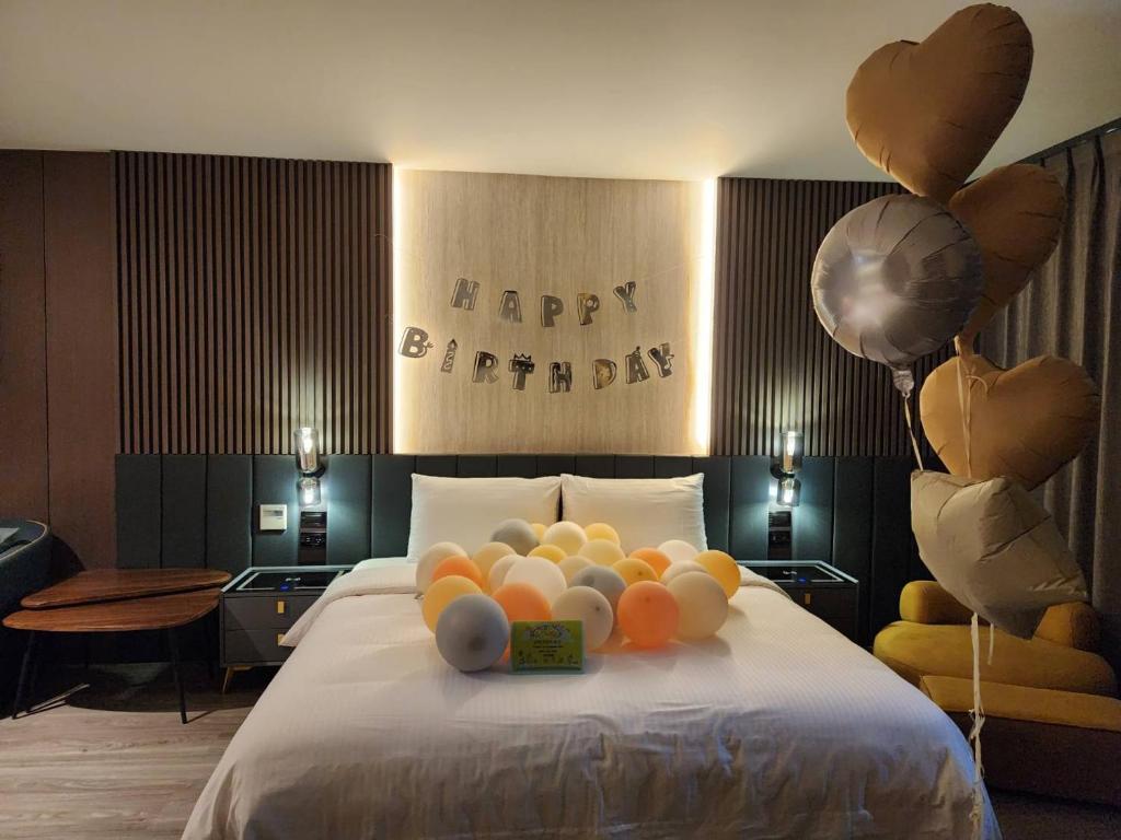 花蓮市的住宿－花蓮品悅文旅Hualien Pink Corner Hotel，一张床上放着一大堆气球的床