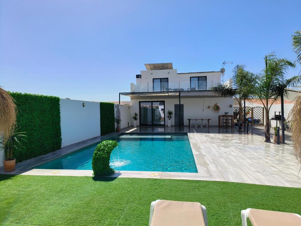 una piscina frente a una casa en Chalet en Montellano (Sevilla), en Montellano