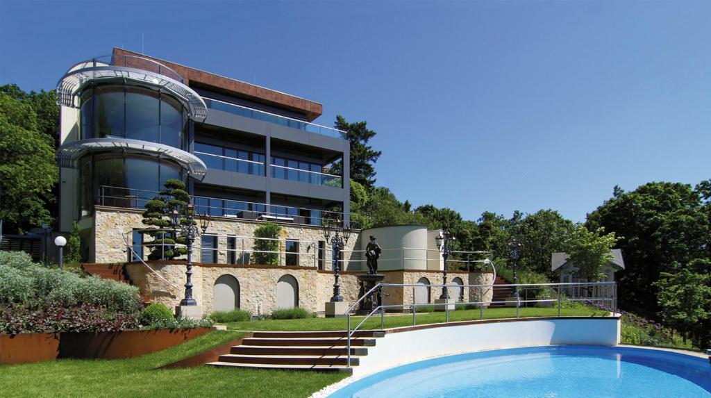 Bazén v ubytování Villa via Lapis - Panoramablick über Dresden - Garten - Pool - Sauna - Luxus nebo v jeho okolí