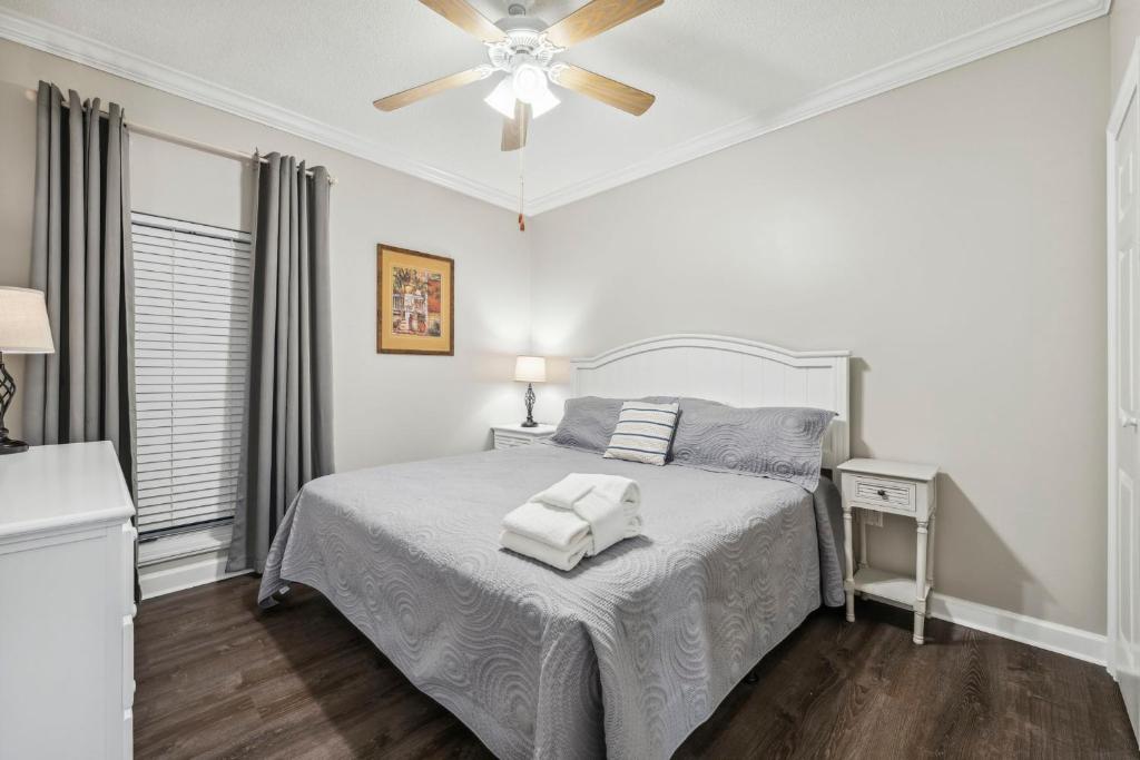 Кровать или кровати в номере Boardwalk Beach Resort #806 by Book That Condo