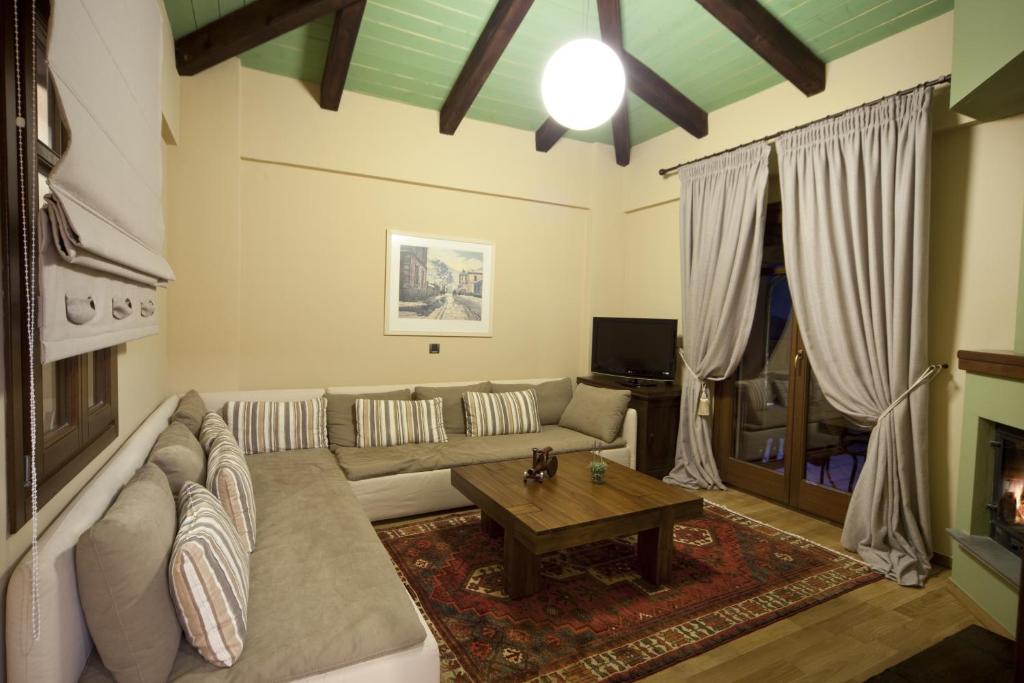 Televízia a/alebo spoločenská miestnosť v ubytovaní Kazarma Hotel