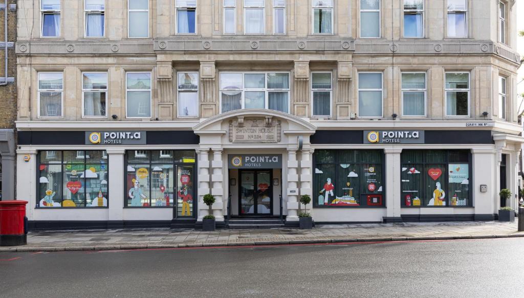 un magasin devant un bâtiment dans une rue dans l'établissement Point A Hotel London Kings Cross – St Pancras, à Londres