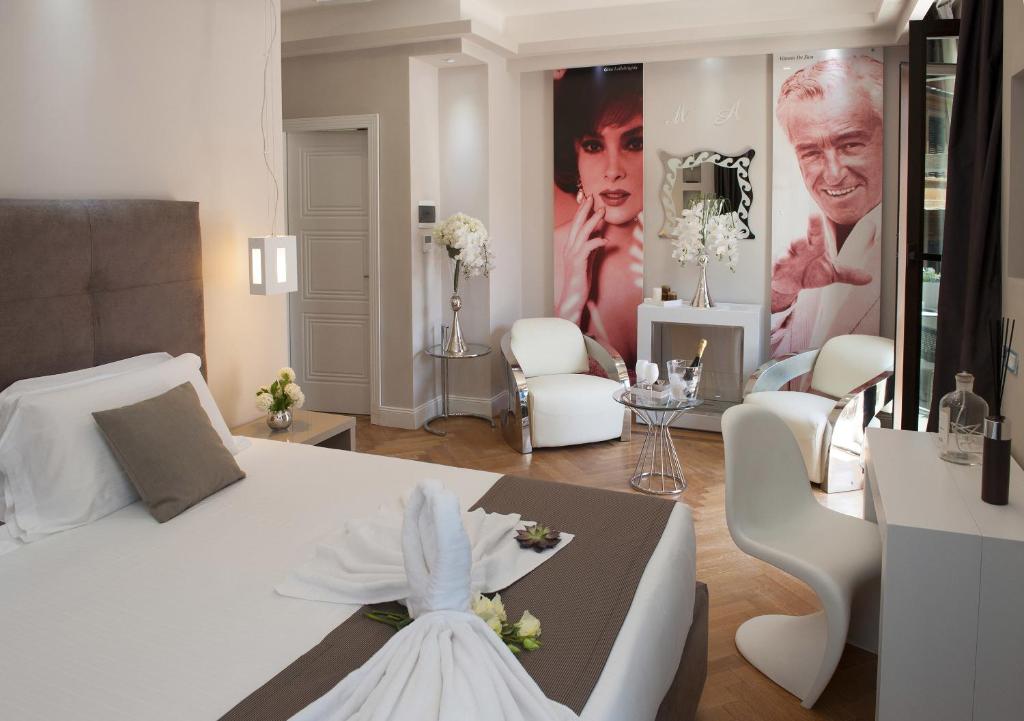 Biała sypialnia z białym łóżkiem i salonem w obiekcie Terrazza Marco Antonio Luxury Suite w Rzymie