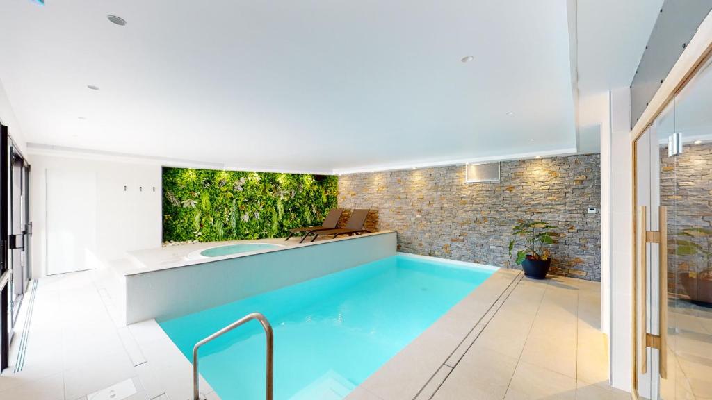 une piscine au milieu d'une maison dans l'établissement VILLA OCEAN ZEN, à Combrit