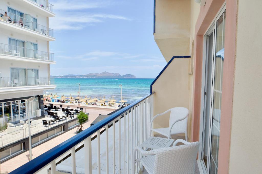 einen Balkon mit Blick auf den Strand und das Meer in der Unterkunft JS Horitzó in Can Picafort