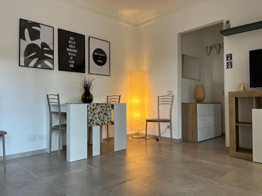 un comedor con mesa y sillas en una habitación en Casa Vacanza - La Maison Jolie - Settecamini, en Settecamini