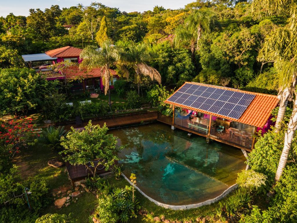 an overhead view of a house with a solar roof at Casa Rosa - Terra Dourada, Paraíso na Natureza, piscina natural, Wi-Fi in Brasilia