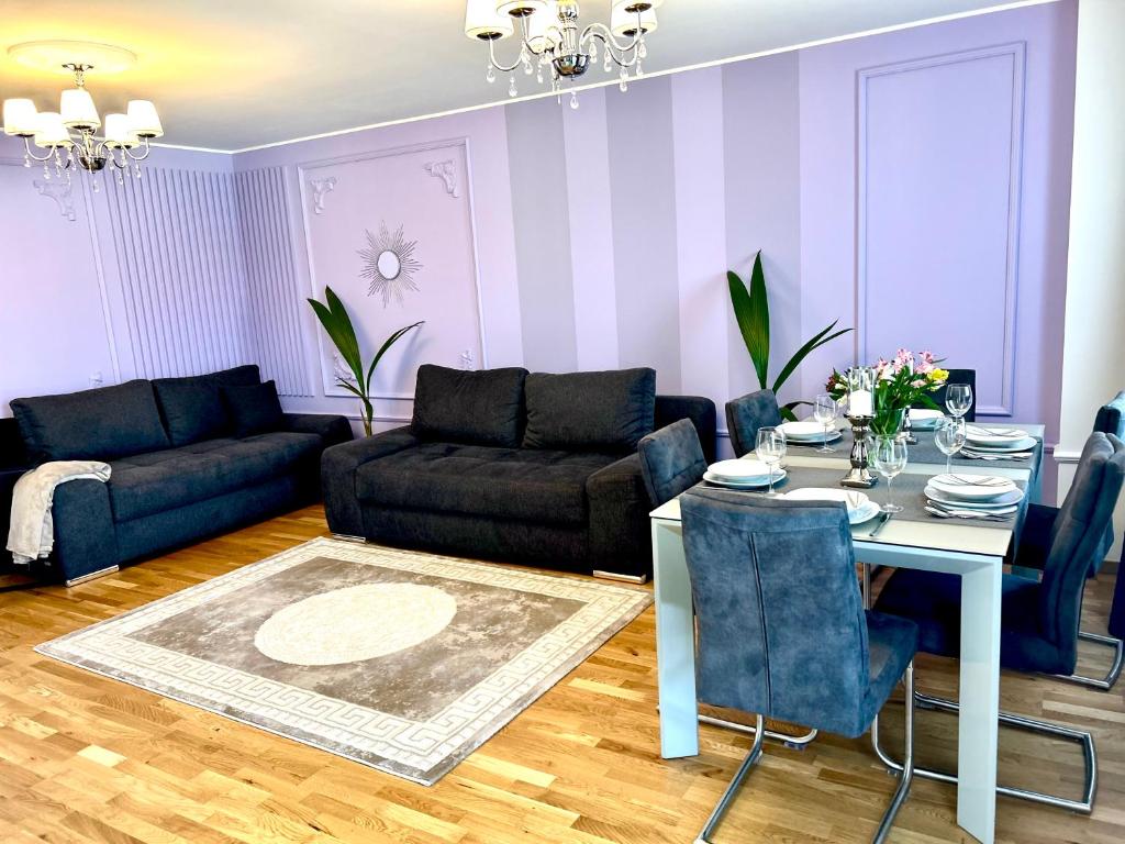 ein Wohnzimmer mit einem Tisch und einem Sofa in der Unterkunft Leon Art Apartment in Leipzig