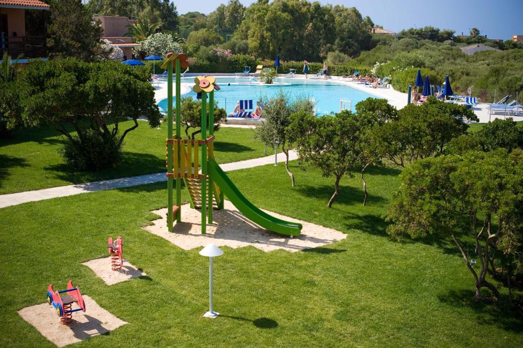 un parque infantil al aire libre con un tobogán y una piscina en Hotel Cala Reale en Stintino