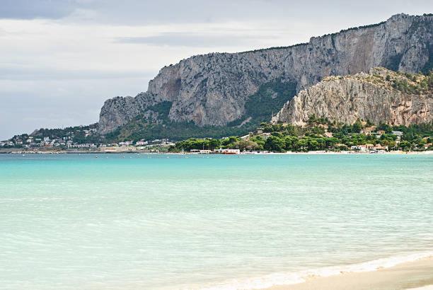 a view of a beach with a mountain in the background at Il Gelsomino in Palermo