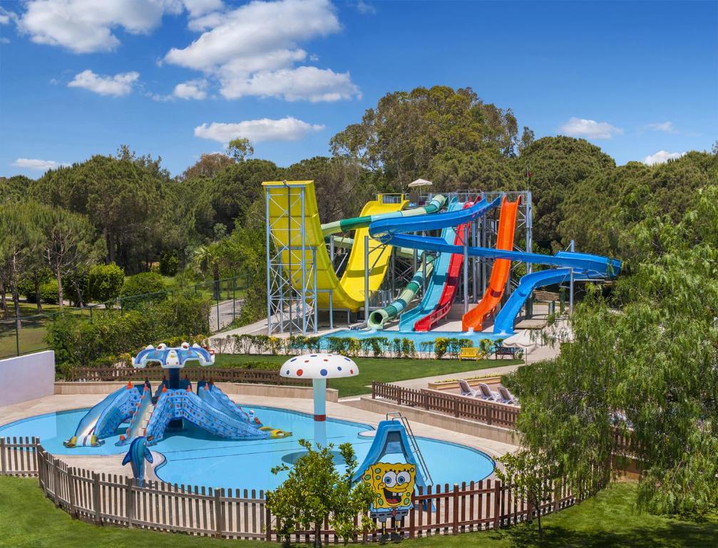 Bazén v ubytování Sirene Belek Hotel nebo v jeho okolí