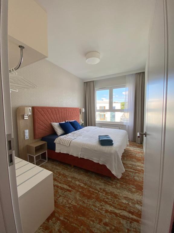 sypialnia z łóżkiem i dużym oknem w obiekcie Bel Mare Aqua Resort 508 w mieście Międzyzdroje