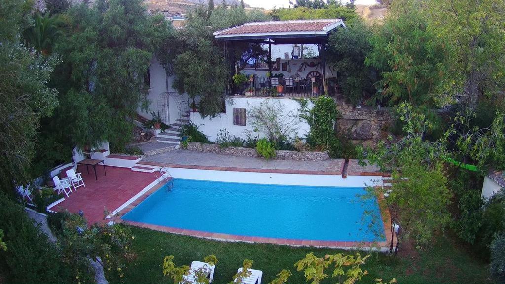 uma vista aérea de uma casa com piscina em Casa de campo Fuencaliente, entorno natural, chimenea, piscina em Cañete la Real