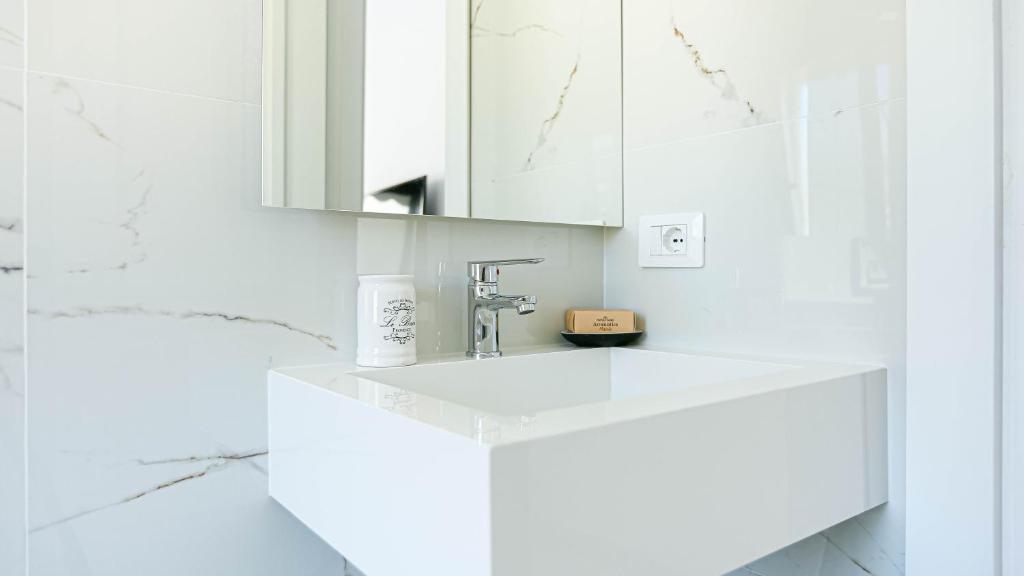 Luxury Central Suite 1 (3min Beach) - Image 3