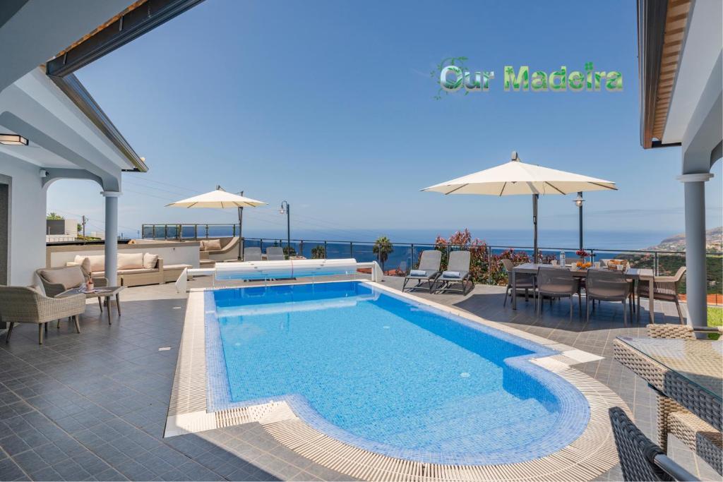 einen Pool auf einer Terrasse mit Meerblick in der Unterkunft OurMadeira-This Side of Paradise in Arco da Calheta