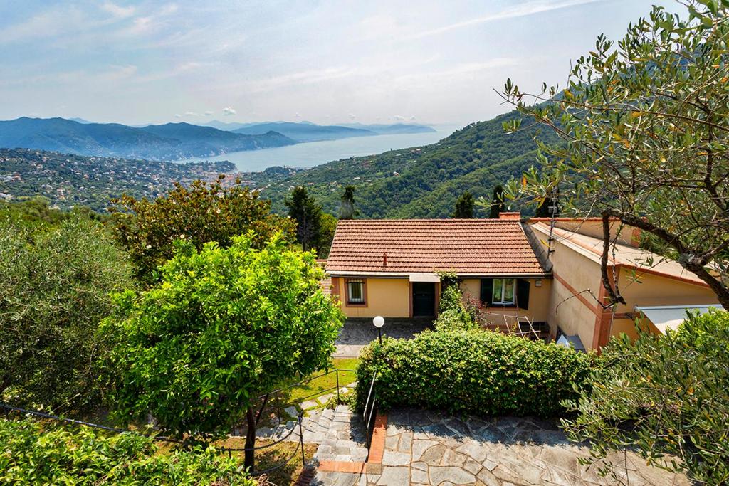 een huis met uitzicht op het water bij Villa Celeste luxury property in Santa Margherita Ligure in San Lorenzo della Costa