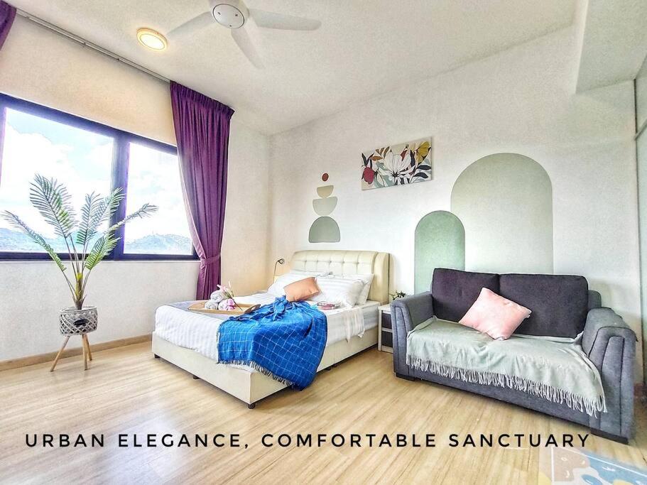 1 dormitorio con 1 cama y 1 sofá en Urban-Nature Retreat Encorp Strand Alpha IVF 3px en Petaling Jaya