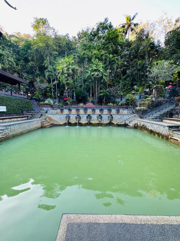 Bazén v ubytování Pondok Wisata Grya Sari nebo v jeho okolí