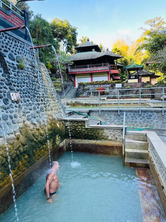Bazén v ubytování Pondok Wisata Grya Sari nebo v jeho okolí