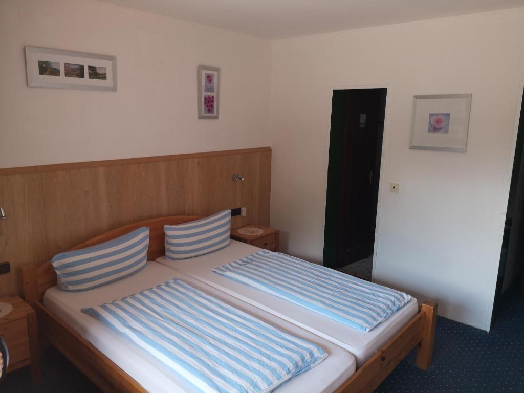Postel nebo postele na pokoji v ubytování Hotel Finkenberg