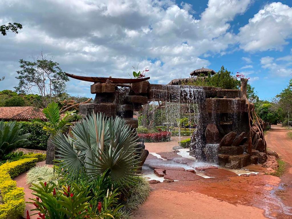 una fuente de agua en medio de un jardín en Ara Merú Lodge, en Canaima