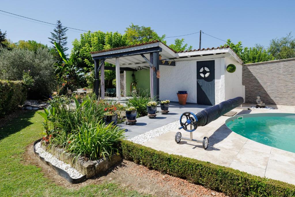 Bazén v ubytování La maison des vignes nebo v jeho okolí