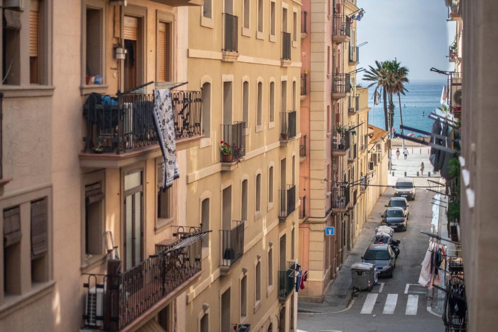 vistas a una calle de la ciudad con edificios en Catalunya Casas 2 bed apartment in Barceloneta steps from the beach, en Barcelona