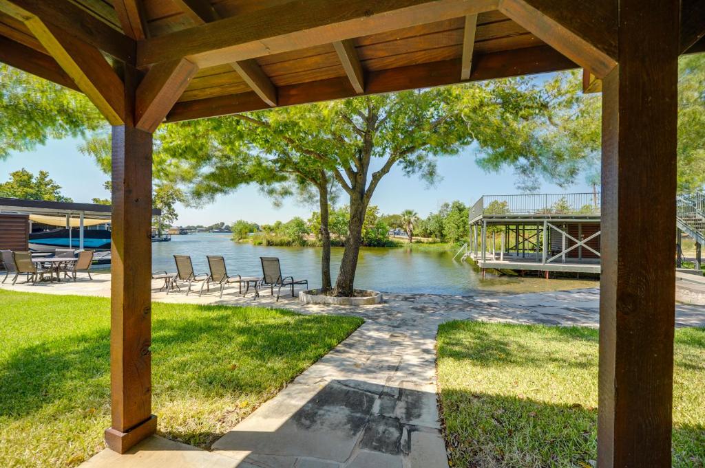 Waterfront Vacation Rental Cabin on Lake LBJ!, Marble Falls (updated