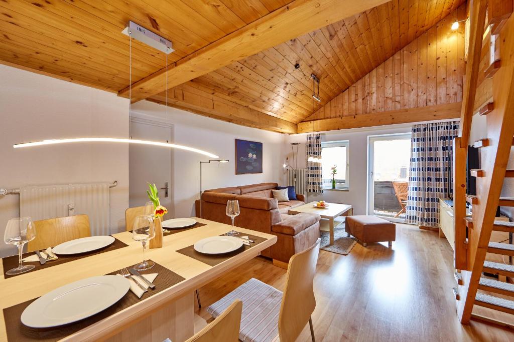 ein Wohnzimmer mit einem Tisch und einem Sofa in der Unterkunft Ferienwohnung an der Ammer in Oberammergau