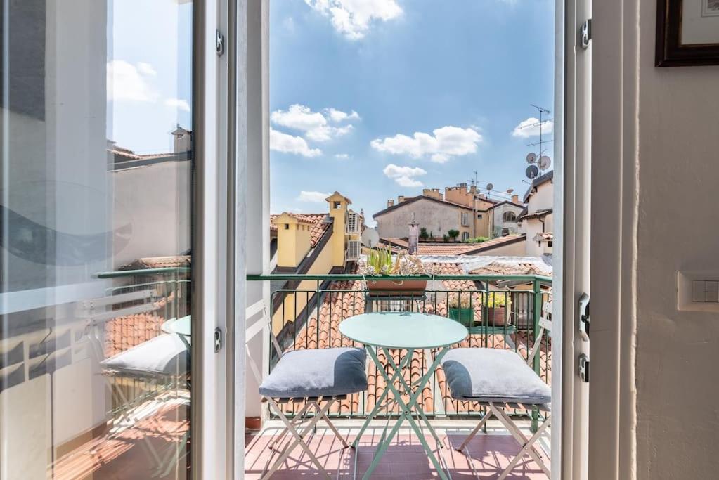 - un balcon avec une table et des chaises dans l'établissement Amazing View From Brera SanCarpoforo9, à Milan