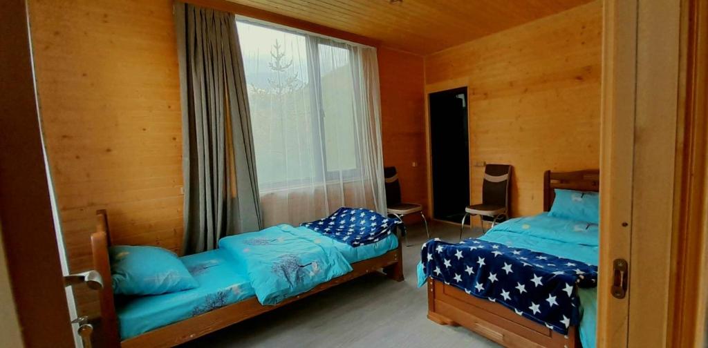 Postel nebo postele na pokoji v ubytování Alpine night ალპური ღამე