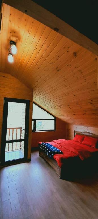 Postel nebo postele na pokoji v ubytování Alpine night ალპური ღამე