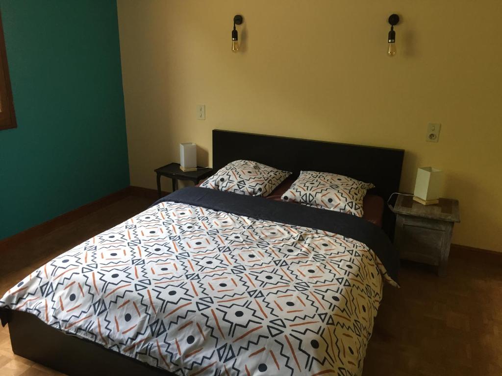 um quarto com uma cama e duas almofadas em Agréable chambre d'hôte em Cordes-sur-Ciel