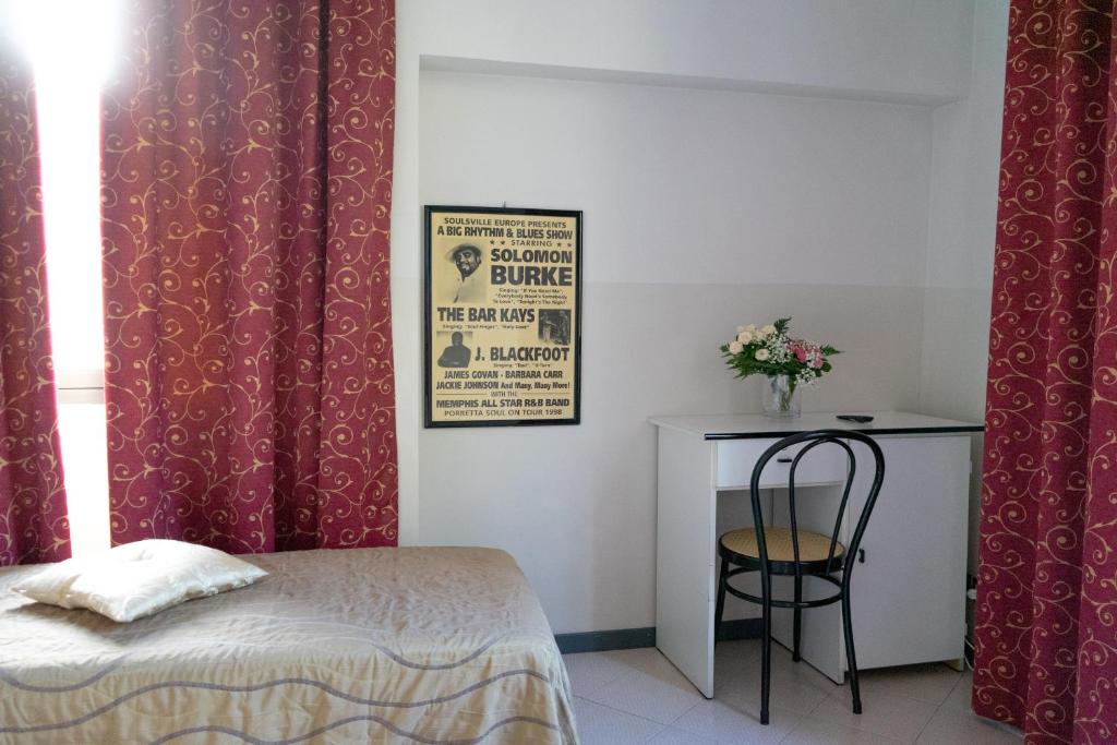 A bed or beds in a room at Hotel Italia