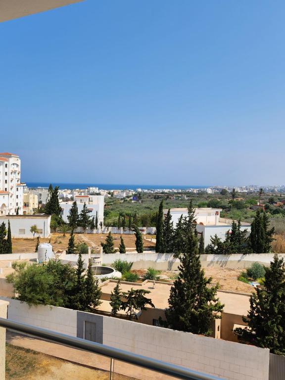 uitzicht op een park met bomen en gebouwen bij Kantaoui appartement haut de gamme in Hammam Sousse