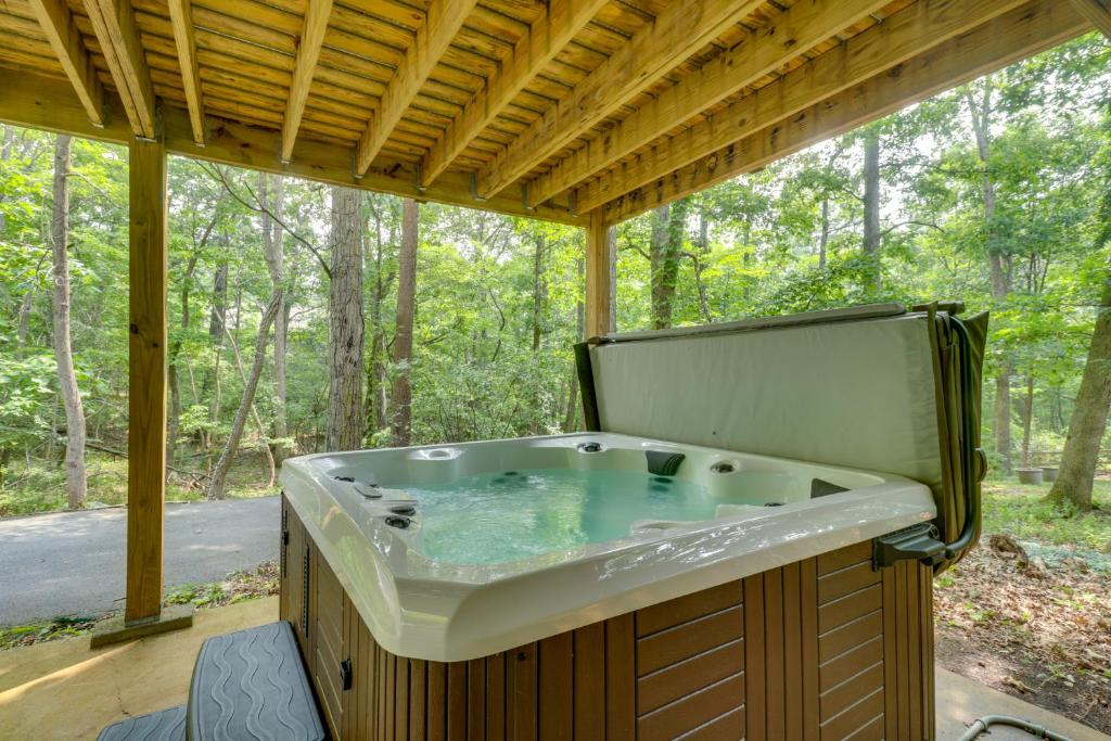 uma banheira de hidromassagem debaixo de uma pérgola em Spacious Massanutten Retreat with Hot Tub and Games em McGaheysville