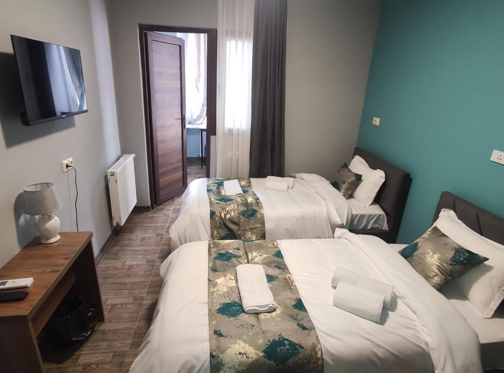 Postel nebo postele na pokoji v ubytování tbilicity hotel