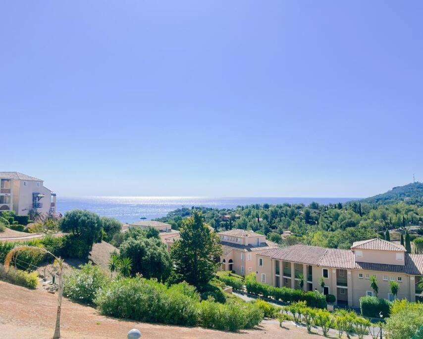 vue aride d'un bâtiment dans une ville arborée dans l'établissement Cap Esterel/Cœur Village/RDJ, à Saint-Raphaël