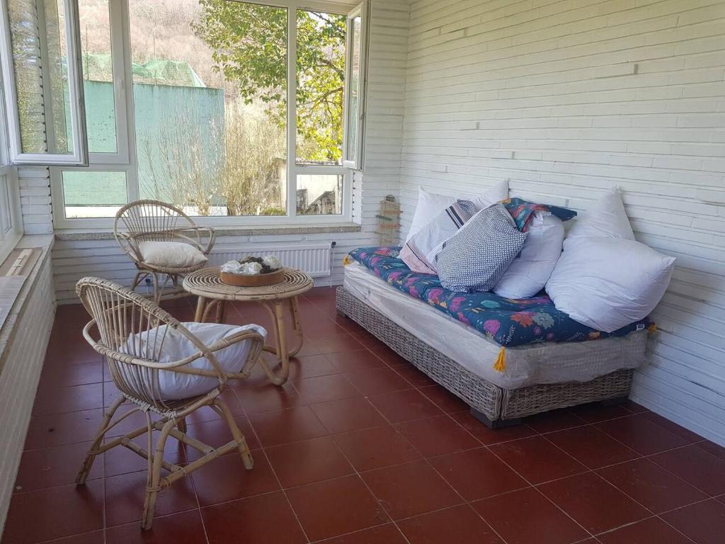 Posezení v ubytování Casa Lekutxoa con amplio jardín cerca de San Sebastián